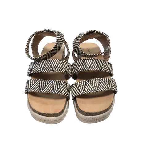 Black & Cream Sandals Flats Qupid, Size 10