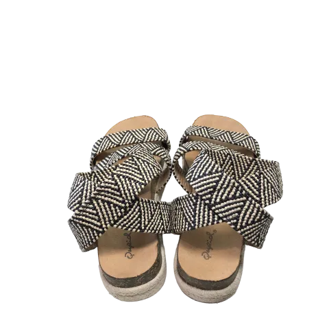 Black & Cream Sandals Flats Qupid, Size 10