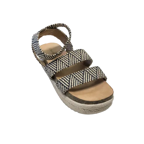 Black & Cream Sandals Flats Qupid, Size 10